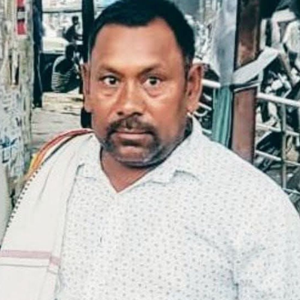 
                 संतकबीरनगर में फाल्ट ठीक करते समय लाइनमैन की मौत:उतरावल गांव में करंट लगने से हुआ हादसा, झुलसकर पोल से नीचे गिरे 
            