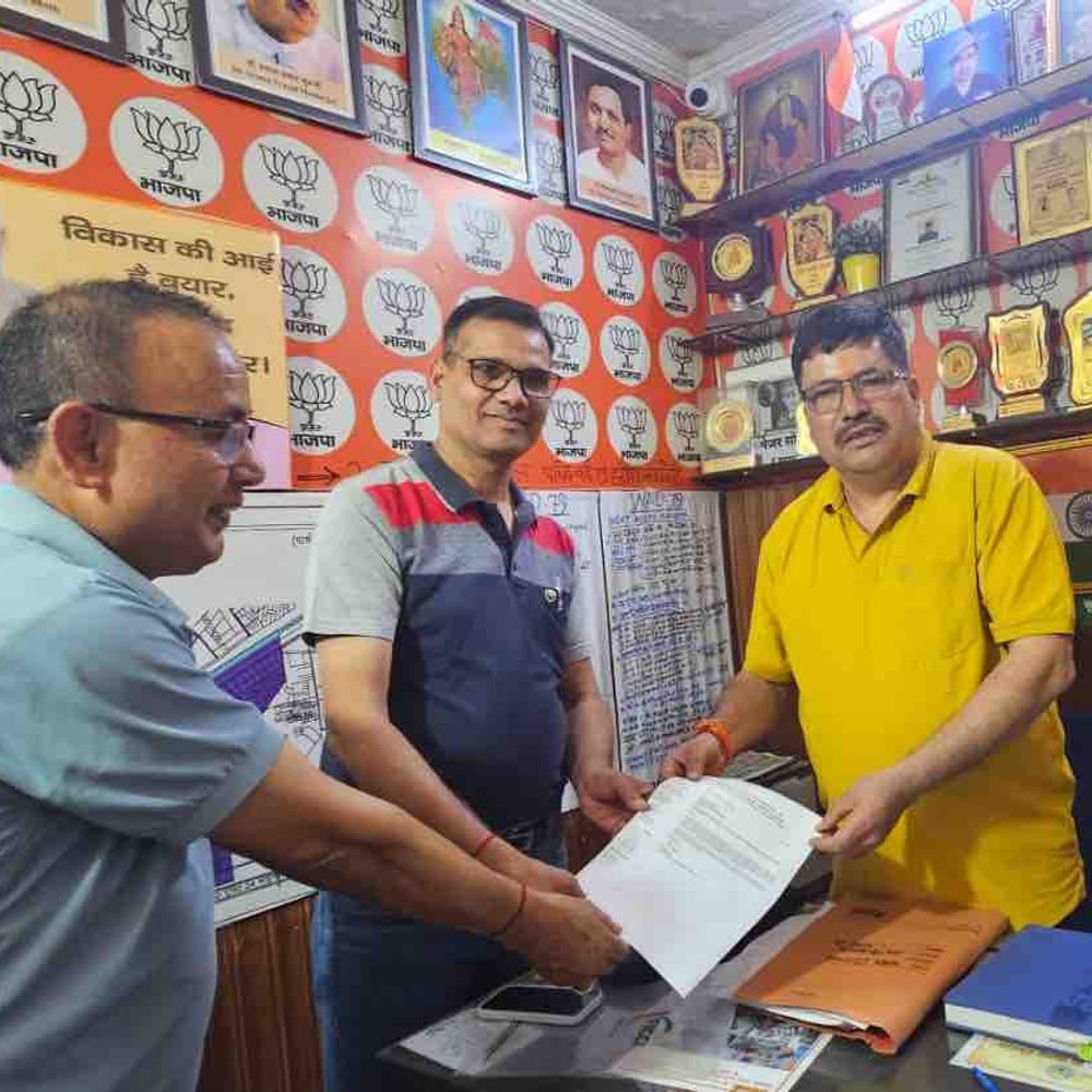 गाजियाबाद के इंदिरापुरम में अतिक्रमण के खिलाफ प्रदर्शन:अवैध मीट रेड़ियों और खुलेआम शराब पीने पर स्थानीय लोगों का विरोध