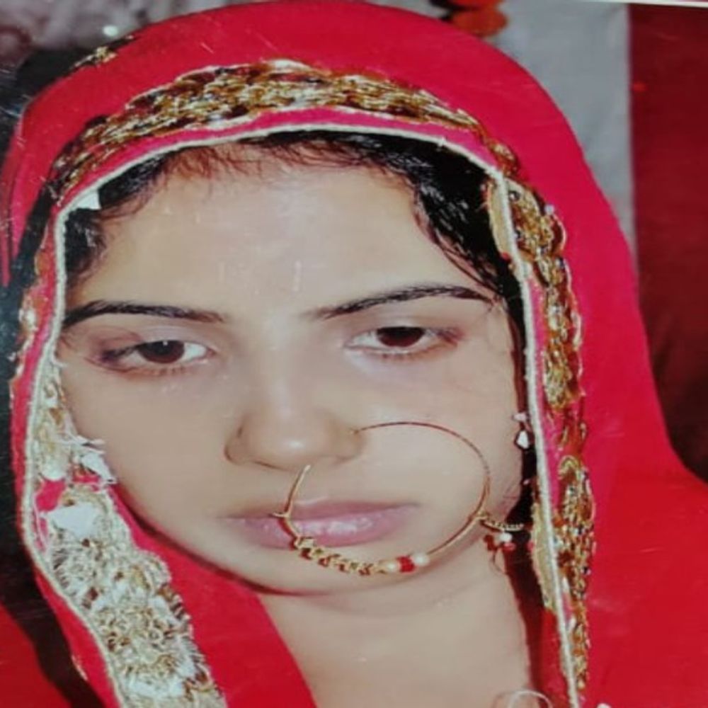 महिला ने फांसी लगाई, हत्या का आरोप:मायके वाले बोले- दहेज में बाइक मांग रहे थे, कार्रवाई की मांग