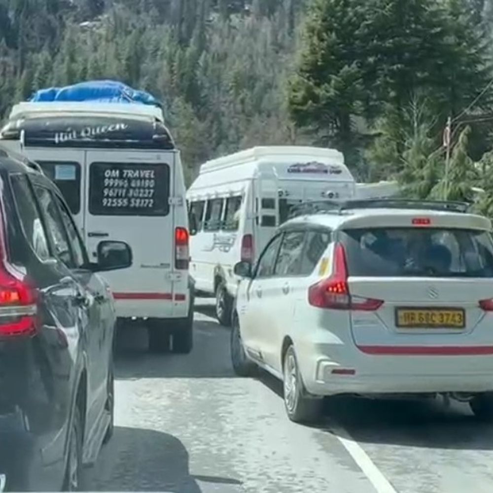 बर्फबारी के बाद मनाली से अटल टनल तक भारी जाम:  ओवरटेकिंग ने बढ़ाई समस्या, पुलिस ने चालान काट कर संभाली व्यवस्था – Manali News