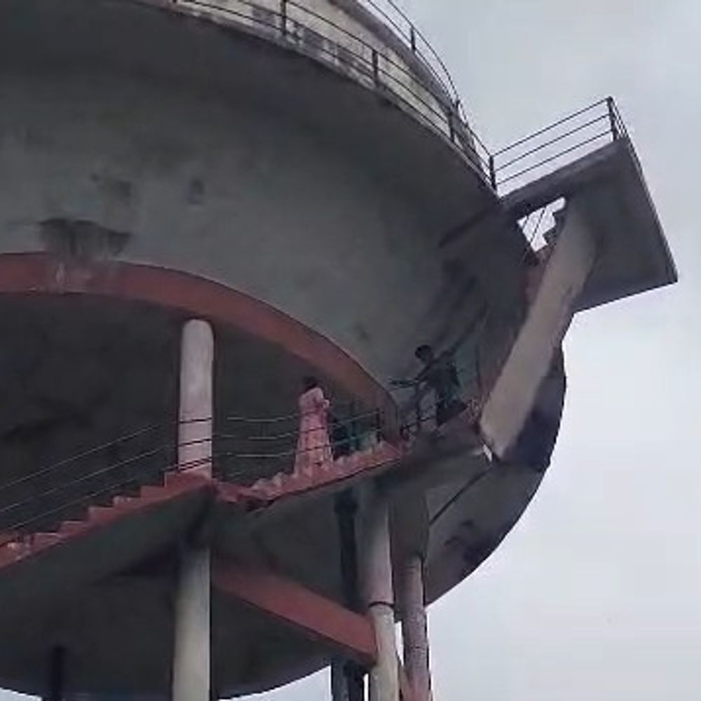 पीठ पर मासूम को बांधकर पिता टंकी पर चढ़ा, VIDEO:बच्चे को देखकर मां भी ऊपर पहुंची, पति-पत्नी में होने लगी लड़ाई, पुलिस ने उतारा