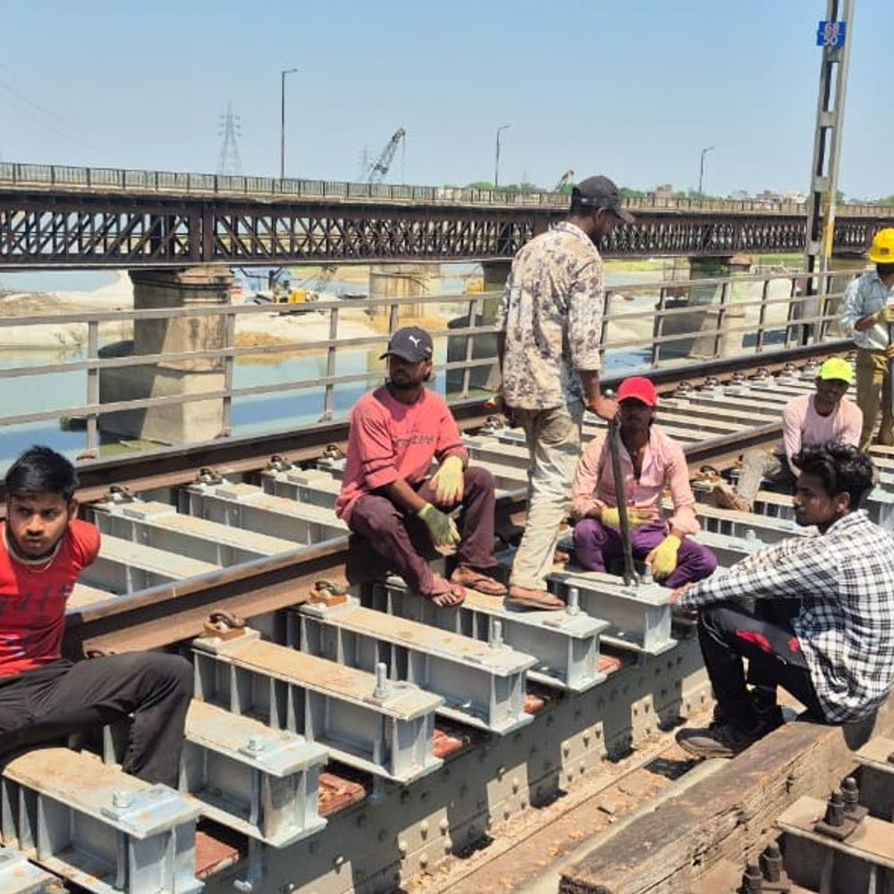 उन्नाव रेलवे पुल डाउनलाइन पर एच-बीम स्लीपर लगाए गए:200 से ज्यादा मजदूर, हाईटेक मशीनें लगी ट्रेनों की रफ्तार बढ़ेगी