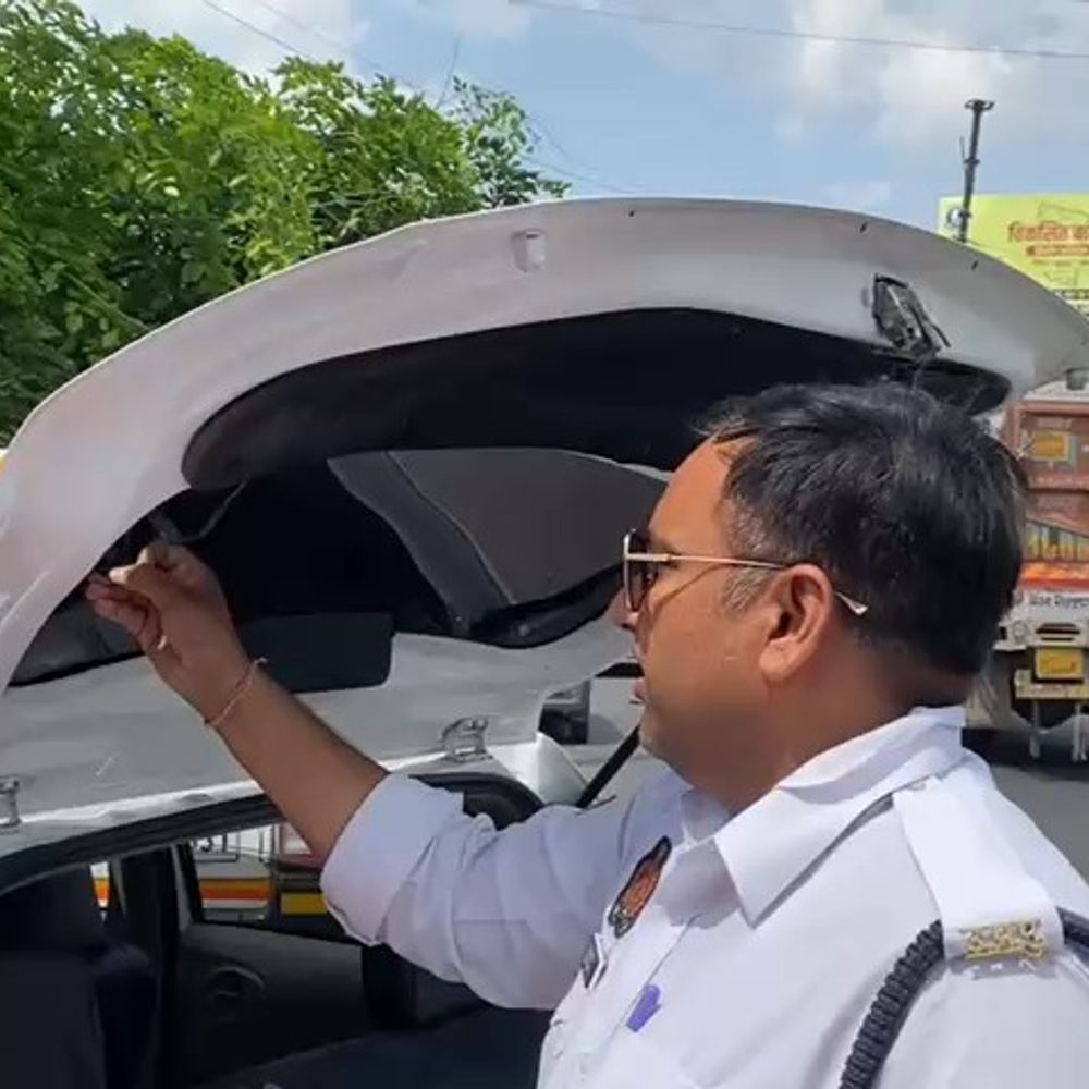 वंदना चौक पर काली फिल्म वाले वाहनों पर कार्रवाई:सघन चेकिंग के दौरान चालान काटे गए, मौके पर फिल्म हटाई गई