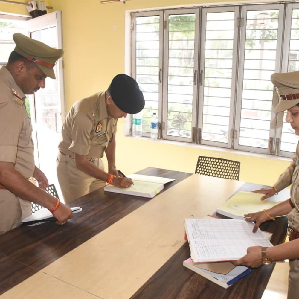 
                 एसपी ने रामपुर के दो थानों का औचक निरीक्षण किया:अभिलेखों, साफ-सफाई और फरियादियों की सुनवाई पर दिए सख्त निर्देश 
            