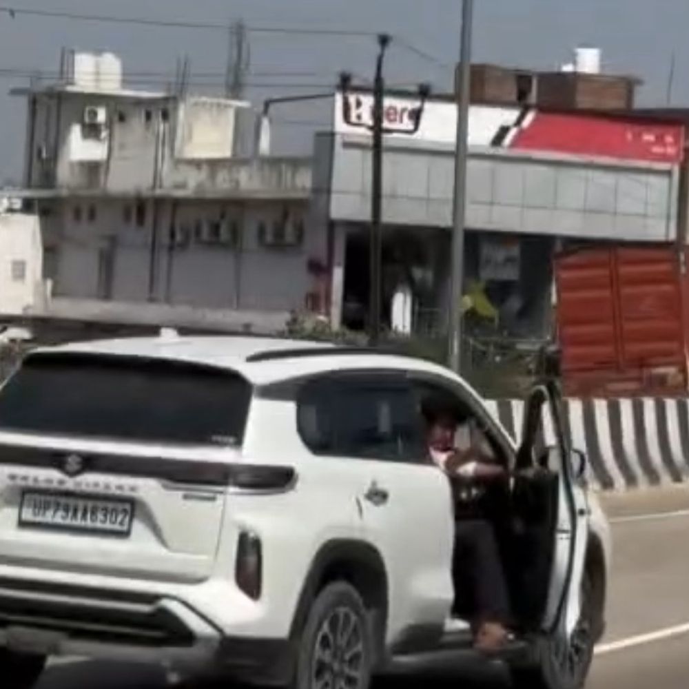 औरैया हाइवे पर कार से खतरनाक स्टंट का VIDEO:युवक ने लहराई तेज रफ्तार कार, गेट खोलकर छोड़ा स्टेयरिंग, नाबालिग होने की आशंका