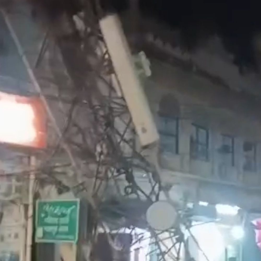 बहराइच में आंधी-तूफान में गिरा मोबाइल टावर:पेड़ गिरने से मकान क्षतिग्रस्त; बाल-बाल बचे घर के लोग