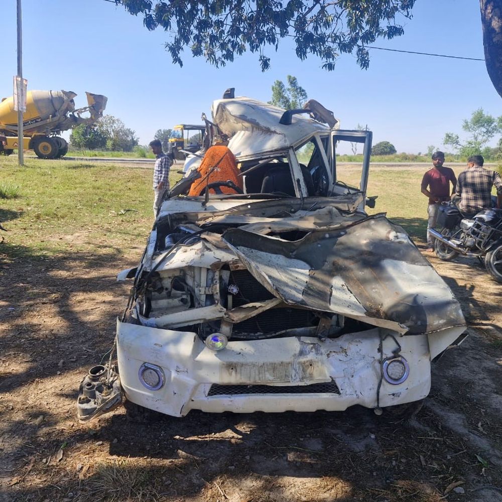 तेज आंधी में अनियंत्रित बोलेरो नहर में गिरी:सिद्धार्थनगर में महिला और मासूम की मौत, सात लोग गंभीर घायल