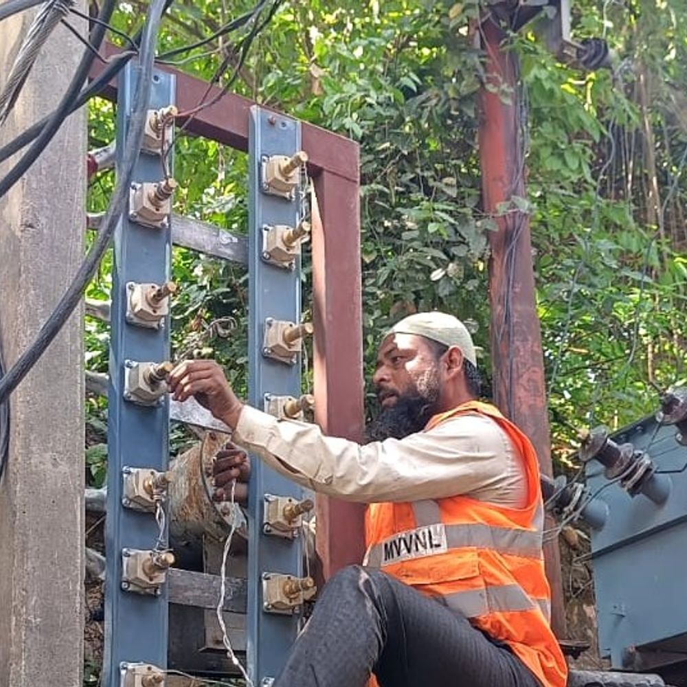 पीलीभीत में बारिश-ओलावृष्टि से जनजीवन अस्त-व्यस्त:बिजली गुल, गेहूं की फसल को भारी नुकसान; किसानों ने मांगा मुआवजा