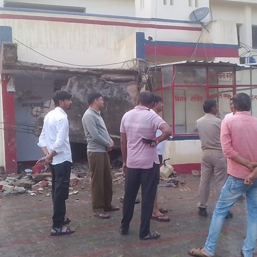 बांदा के तिंदवारी थाने में जनसुनवाई के दौरान छज्जा गिरा:दो एसआई समेत 6 लोग घायल, बारिश के दौरान हुआ हादसा