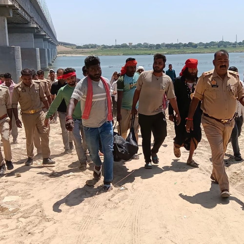 गाजीपुर में 30 घंटे बाद मिला ट्रेलर चालक का शव:गंगा नदी में खलासी की तलाश जारी, वीर अब्दुल हमीद सेतु पर हुआ था हादसा