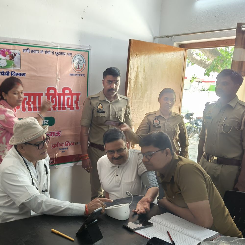 मऊ पुलिस लाइन में निःशुल्क स्वास्थ्य शिविर:सैकड़ों पुलिसकर्मियों और परिजनों का हुआ उपचार