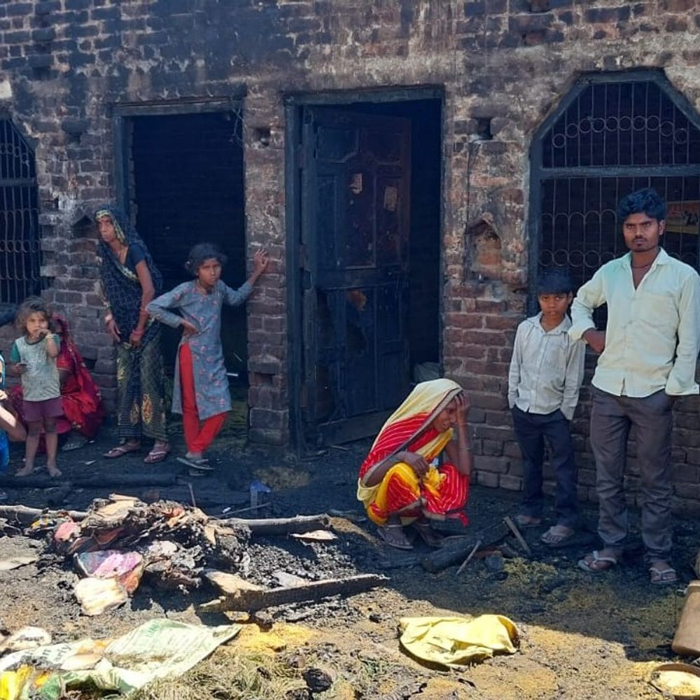 सीतापुर में आग से झुलसी बच्ची की लखनऊ में मौत:प्रशासन ने पीड़ितों को दी सहायता, पहुंचाए लंच पैकेट; आर्थिक मुआवजे के लिए नुकसान का आंकलन शुरू