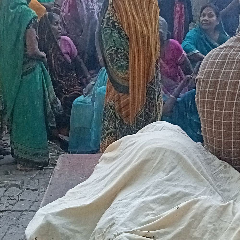 फरीदहां में शिक्षक ने स्कूल में लगाई फांसी:बीमारी से परेशान होकर उठाया आत्मघाती कदम, पुलिस जांच में जुटी