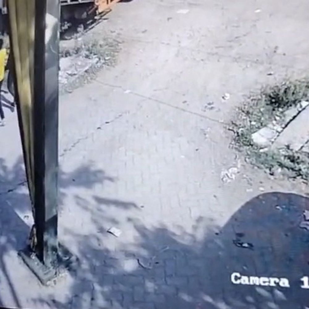 उन्नाव में दिनदहाड़े बाइक चोरी, VIDEO:सीसीटीवी फुटेज में कैद हुए दो चोर, पुलिस पहचान करने में जुटी