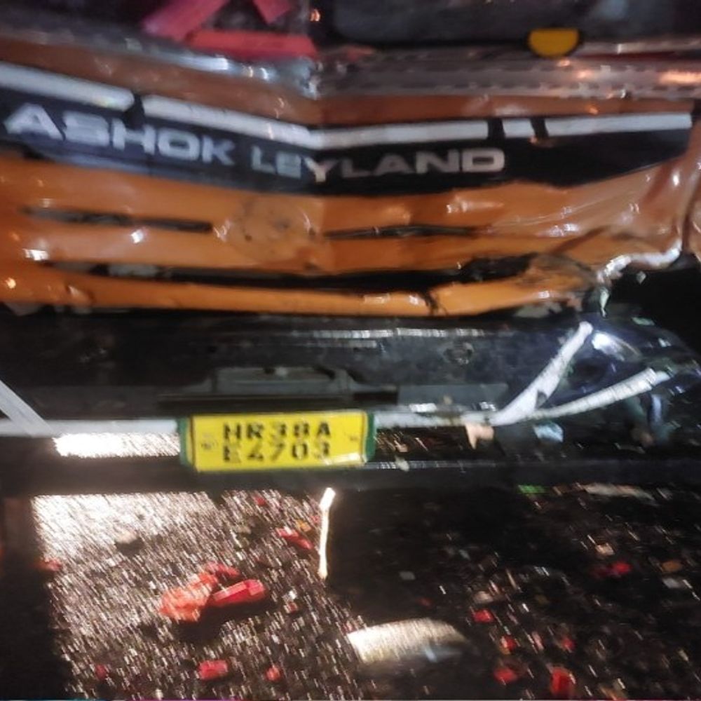 सुल्तानपुर में पूर्वांचल एक्सप्रेस-वे पर चार वाहन टकराए:गलत दिशा में मुड़ने से कार, डवेज बस और दो ट्रक भिड़े, 17 यात्री सुरक्षित