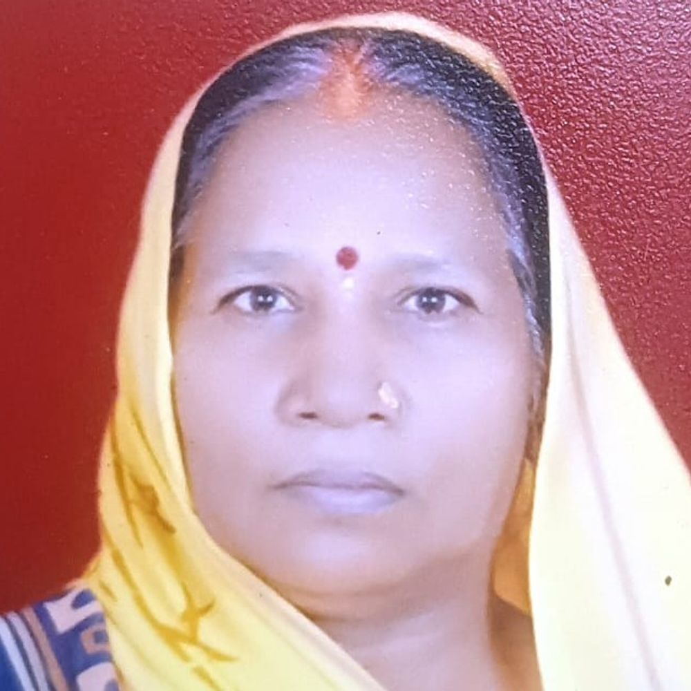 सुबह टहलने निकली महिला की सड़क हादसे में मौत:देवरिया में अज्ञात वाहन ने टक्कर मारी, सीसीटीवी से तलाश जारी