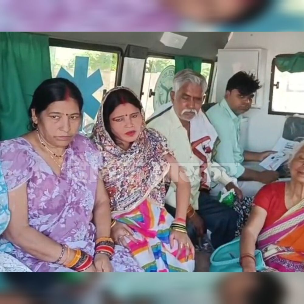 भरथना स्टेशन पर दो महिलाएं पटरी पर गिरीं:ट्रेन की दो बोगियां गुजरीं, यात्रियों के शोर से बची जान, घायलों को उपचार के लिए भेजा