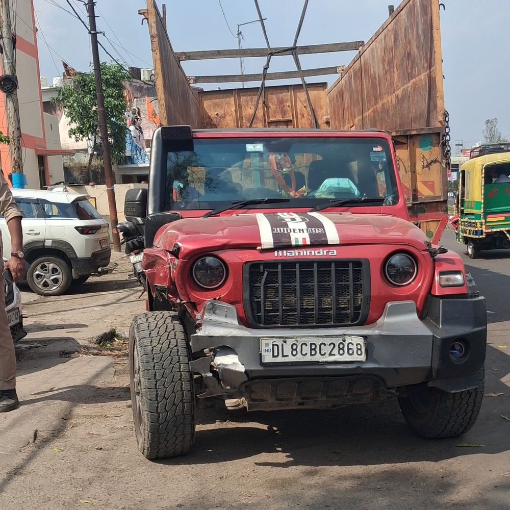 मेरठ में थार की टक्कर से बाइक सवार की मौत:दौराला NH-58 पर हादसा, महिला गंभीर घायल, थार पलटी