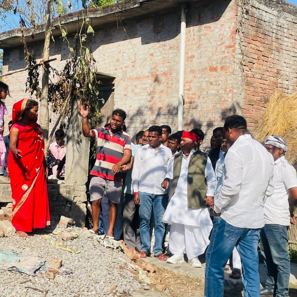 अयोध्या में 10 घर जले, मवेशियों की मौत:सपा सांसद अवधेश प्रसाद ने पीड़ितों को आर्थिक मदद का भरोसा, पीड़ित परिवार को मिलेगा आवास