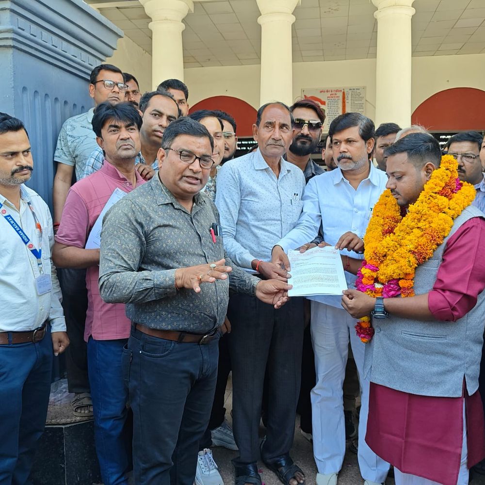 फतेहपुर स्टेशन पर ट्रेनों के ठहराव की मांग:रेलवे बोर्ड सलाहकार को सौंपा ज्ञापन, ओवरब्रिज की भी मांग