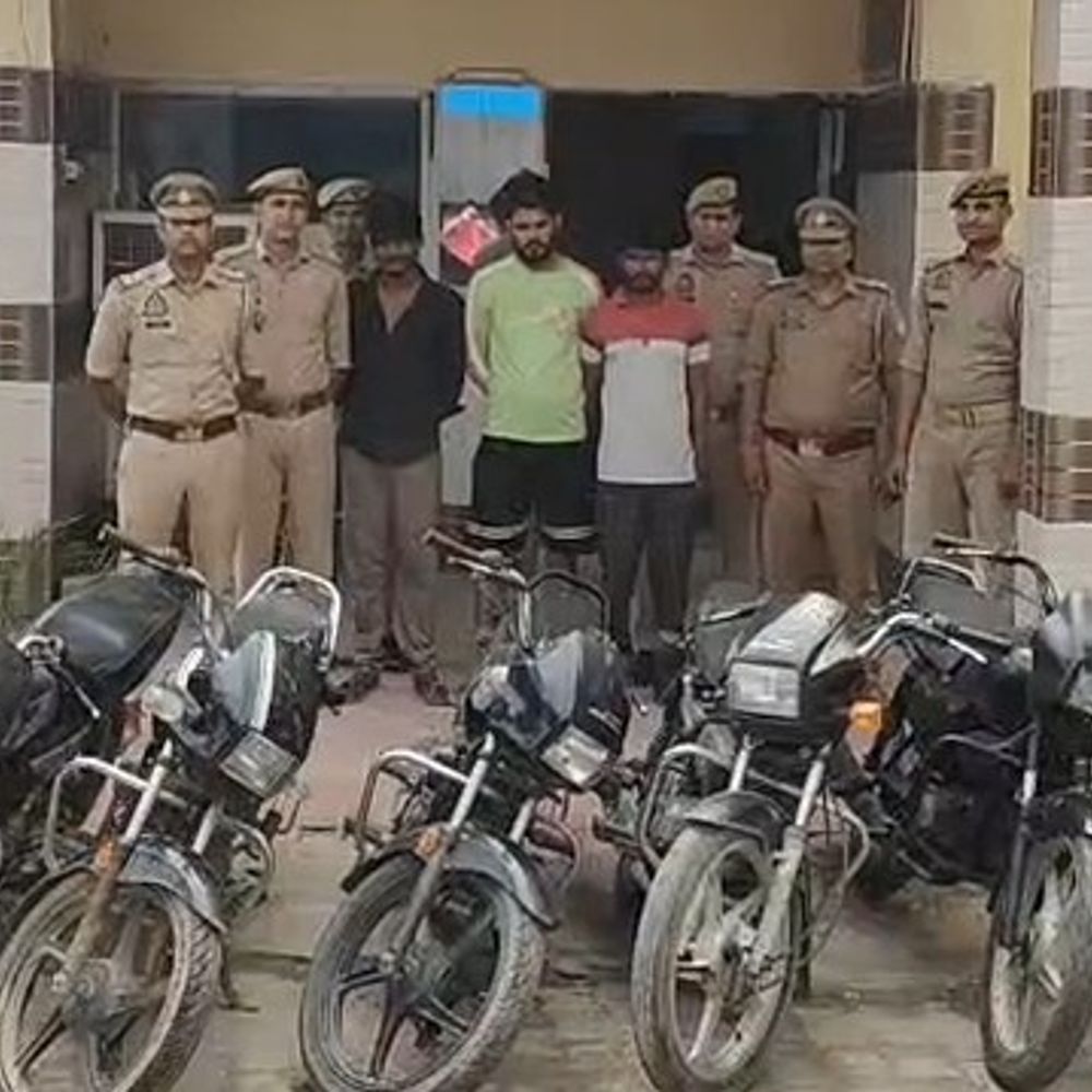 मथुरा में 3 बदमाश गिरफ्तार:बाइक चोरी कर बेचते थे, 6 गाड़ियां बरामद
