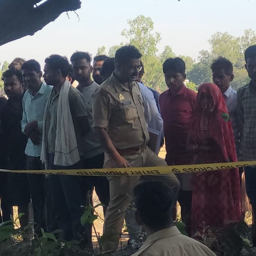 सीतापुर में पेड़ से लटका मिला बुजुर्ग का शव:परिजनों ने हत्या की आशंका जताई, मृतक के दोनों पैर जमीन में लगने से गहराया शक