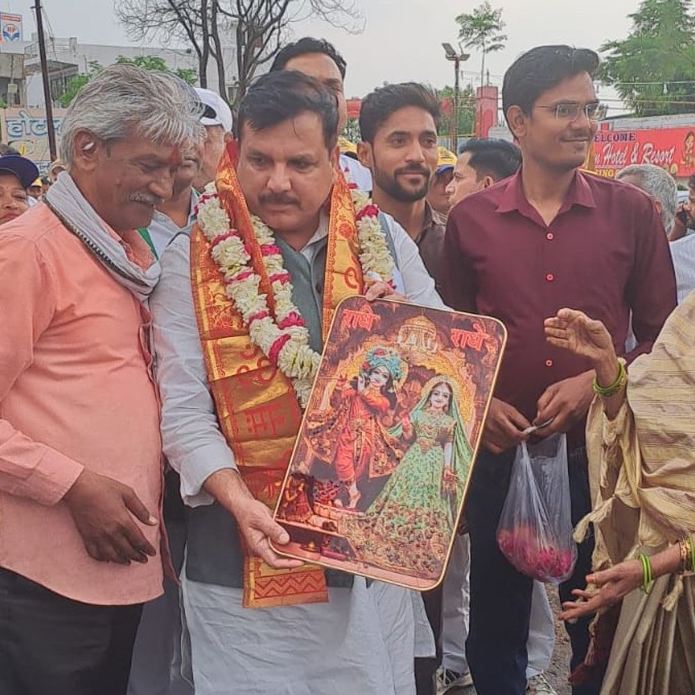 आप सांसद संजय सिंह की पदयात्रा हाथरस पहुंची:बोले- जाति और धर्म के नाम पर नफरत फैलाकर वोट लेने की राजनीति हो रही