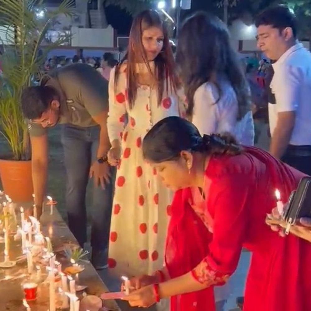 फर्रुखाबाद के बढ़पुर चर्च में ईस्टर पर निकला विजय जुलूस:प्रभु यीशु के पुनरुत्थान का संदेश दिया, प्रार्थना और आतिशबाजी से खुशी व्यक्त की