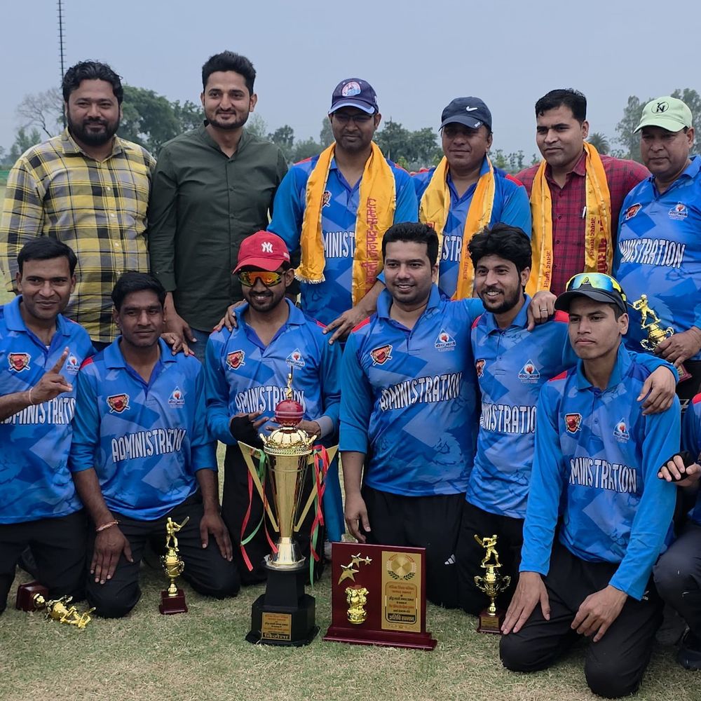 एडमिनिस्ट्रेशन 11 ने रोमांचक फाइनल जीता:सनराइजिंग 11 को 4 रनों से हराया, खिताब पर कब्जा