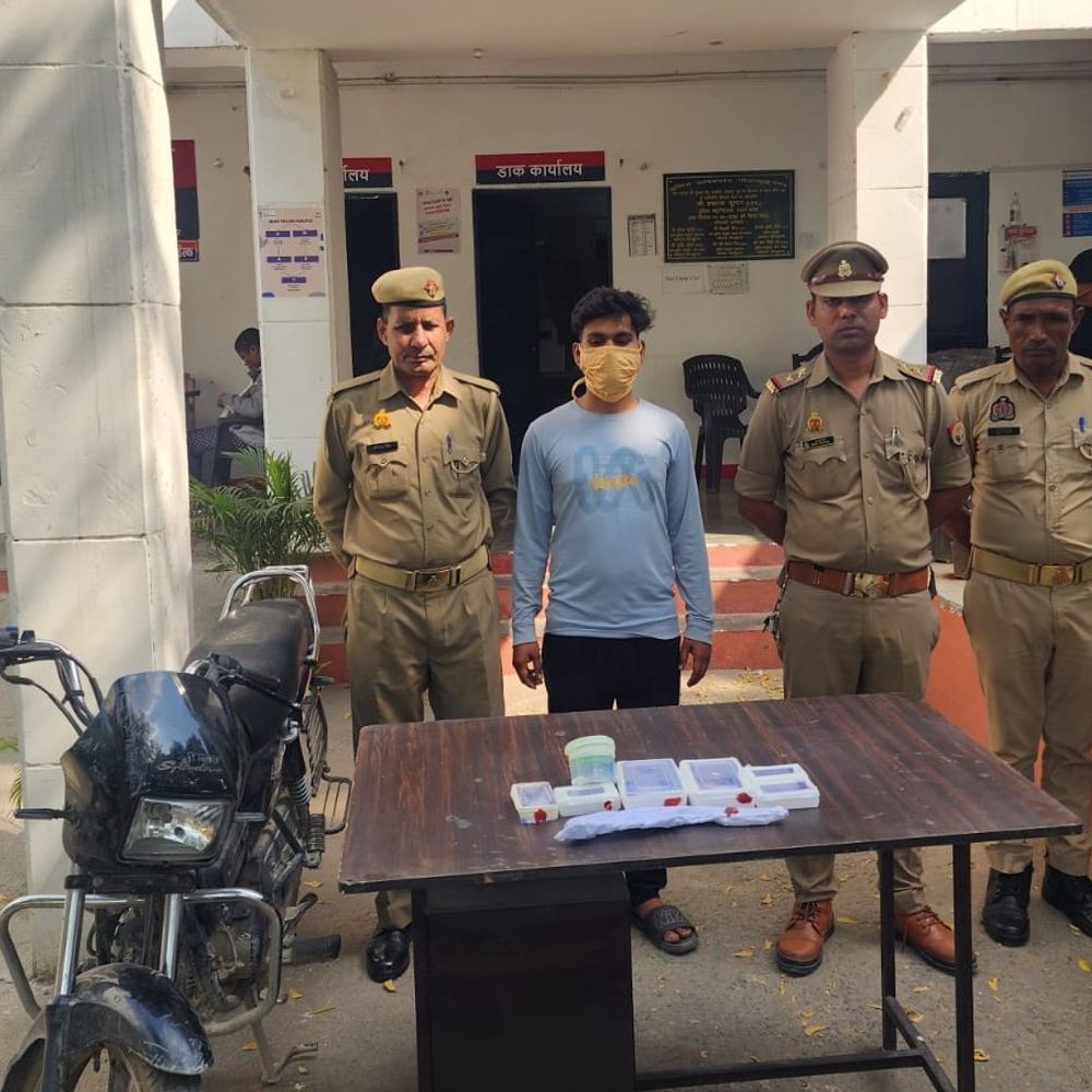 15 लाख का चोरी का सामान बरामद:ग्रेटर नोएडा में नौकर बनकर चोरी करने वाला गिरफ्तार