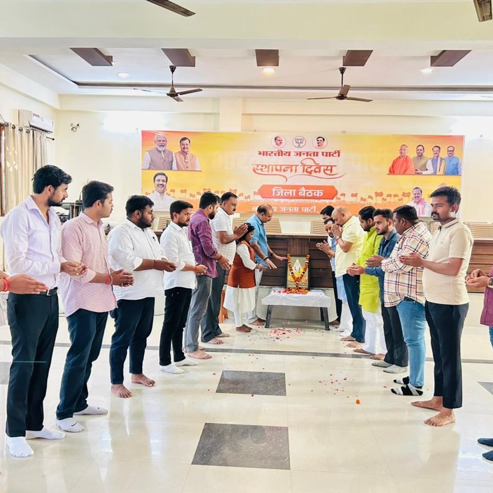 
                 कार्यकर्ताओं ने पुष्पांजलि अर्पित कर महर्षि कश्यप को याद किया:भाजपा कार्यालय पर नेताओं ने माल्यार्पण कर दी श्रद्धांजलि 
            