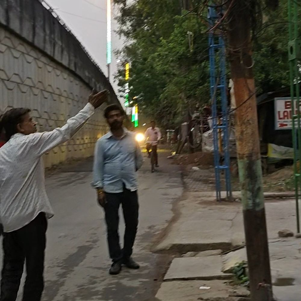 कन्नौज में बिजली खंभे में उतरा करंट:बूंदाबांदी के दौरान होती रही स्पार्किंग, पास में पानी टोंटी से भी खतरा