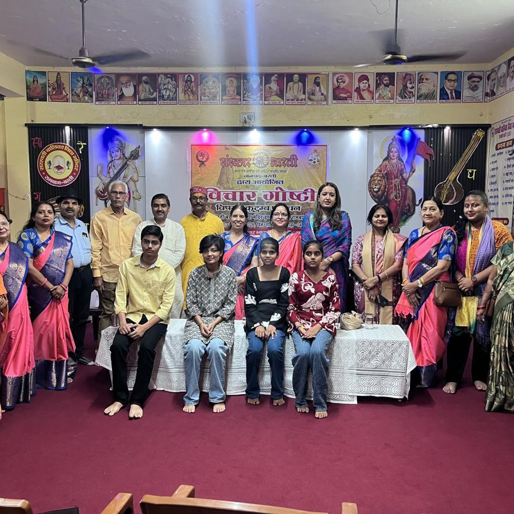 RSS शताब्दी वर्ष पर संस्कार भारती की कुटुंब प्रबोधन गोष्ठी:बस्ती में राष्ट्र निर्माण में परिवार की भूमिका पर दिया जोर, दीप प्रज्वलन के साथ हुआ शुभारंभ