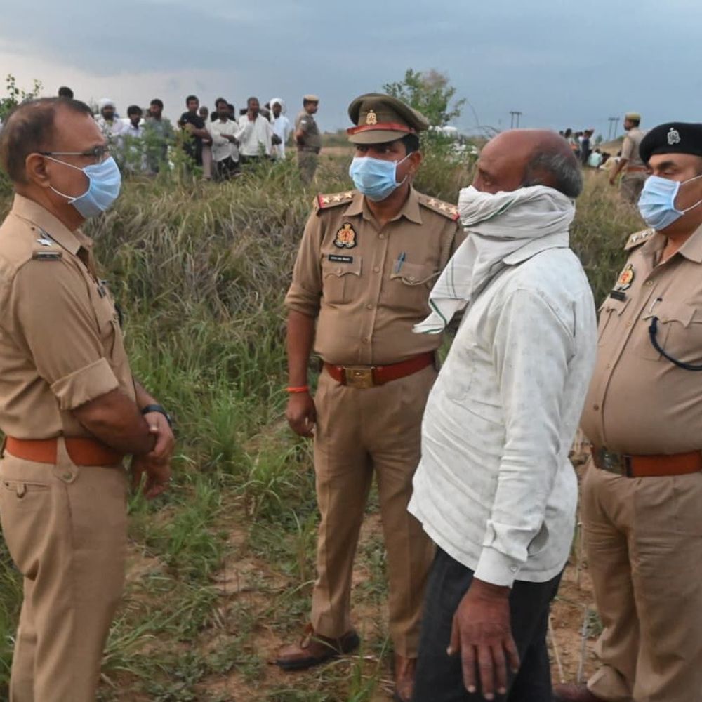 जालौन में खेत से युवक-महिला के सड़े-गले शव मिले:प्रेम संबंध के चलते जहर खाकर आत्महत्या की आशंका, 8 दिन पुराना शव