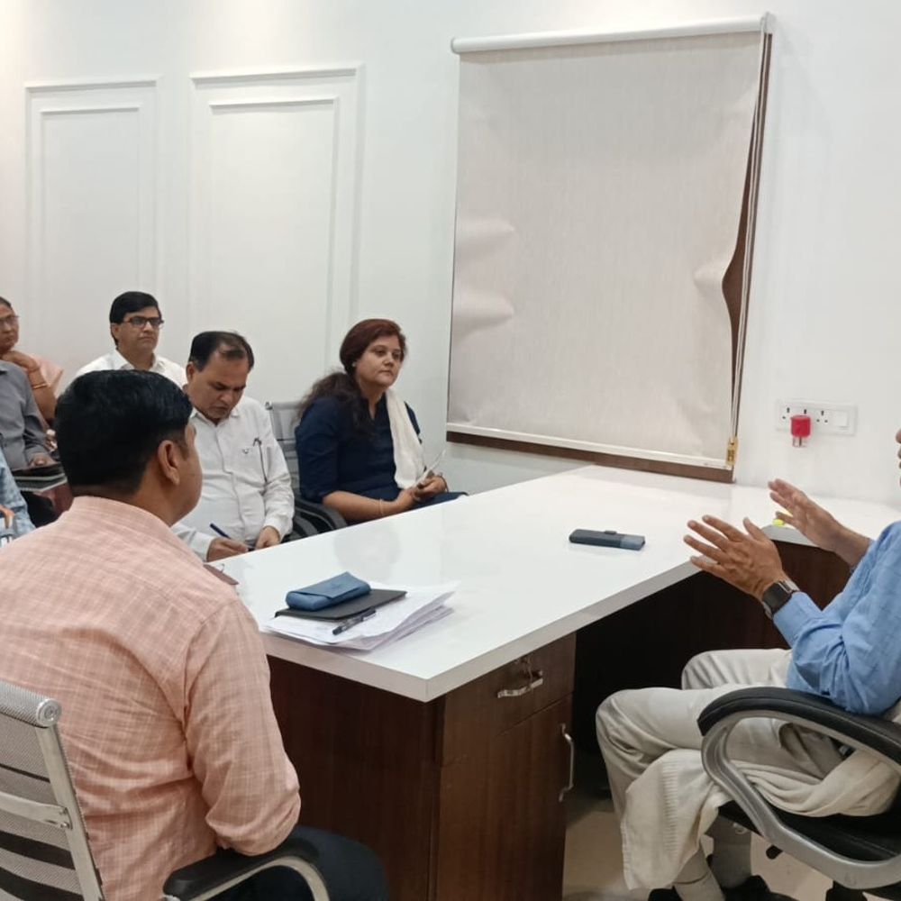 राज्य सूचना आयुक्त ने अधिकारियों के साथ की बैठक:संतकबीर नगर में कहा- तय समय में दें सही और पूर्ण सूचना, लापरवाही पर होगी कार्रवाई