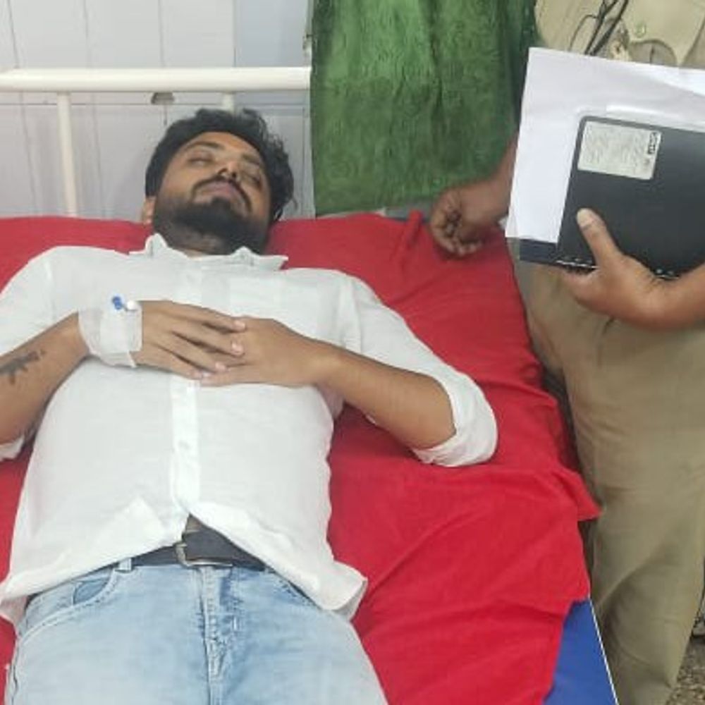 जौनपुर में पुलिस मुठभेड़, दो असलहा तस्कर गिरफ्तार:हथियार और ₹1.25 लाख नकद बरामद, हथियार खरीदने जा रहे थे