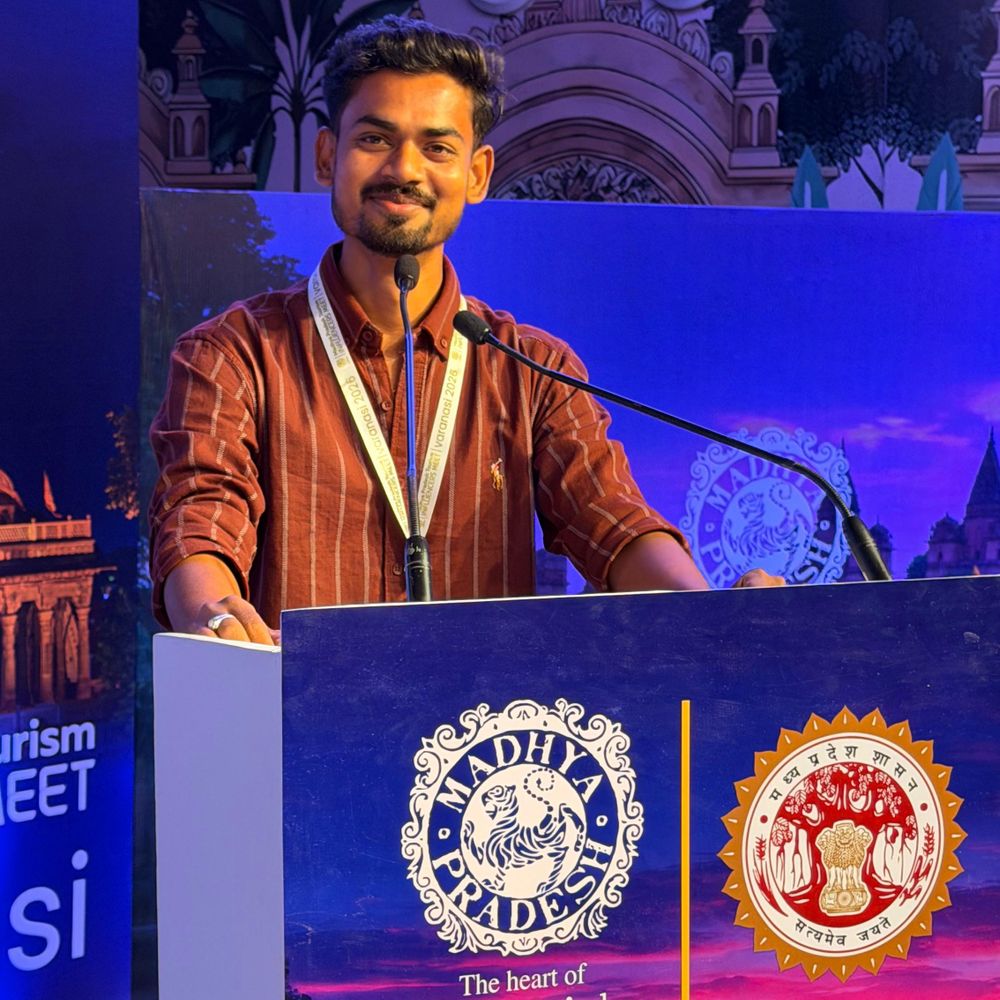 हरदोई के प्रतीक कश्यप इन्फ्लुएंसर मीट में सम्मानित:वाराणसी में डिजिटल योगदान के लिए मिला सम्मान