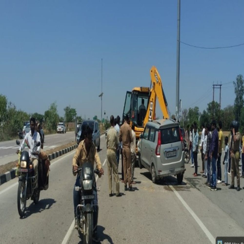 सुल्तानपुर में ऑटो-कार टक्कर, एक महिला की मौत:लखनऊ-वाराणसी हाईवे पर हादसा, दो लोग गंभीर रूप से हुए घायल