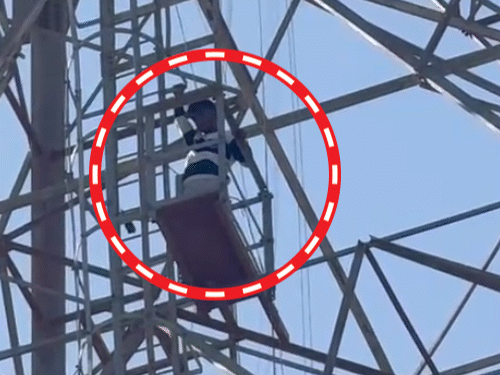 
                 लड़का बोला- गर्लफ्रेंड को बुलाओ, तभी नीचे उतरूंगा:बाराबंकी में शादी के लिए टावर पर चढ़ा, ढाई घंटे तक किया ड्रामा 
            