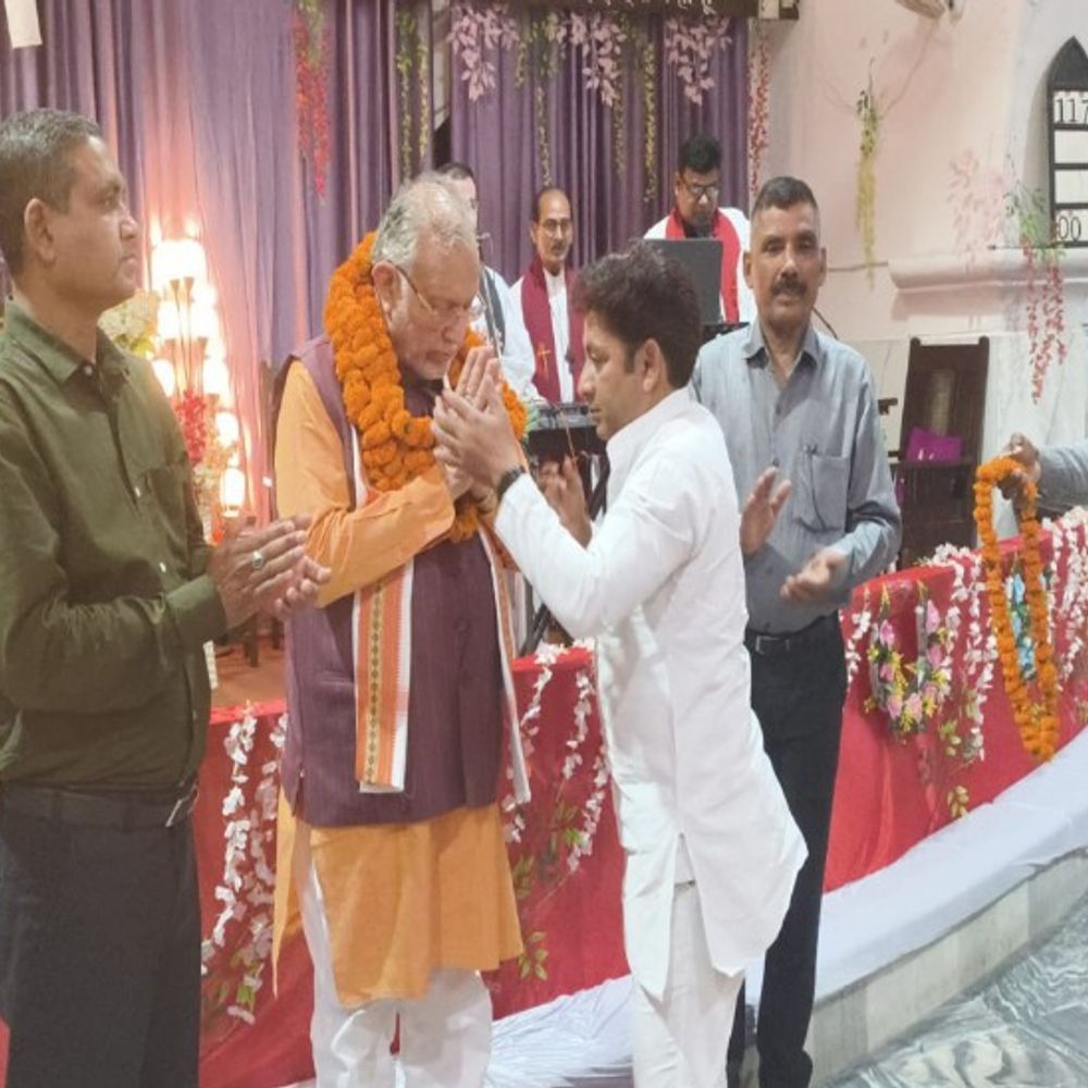 ईस्टर पर मंत्री ने लिया भाग, लोगों को दी शुभकामनाएं:लोगों ने किया स्वागत, मंत्री बोले-ईसामसीह ने दुश्मनों से भी बदला नही लेने की बात कही थी