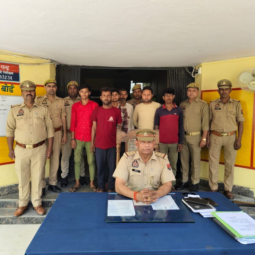 मारपीट व धमकी के मामले में 8 वारंटी गिरफ्तार:कासगंज पुलिस ने की कार्रवाई, कोर्ट से जारी वारंट के बाद से थे फरार