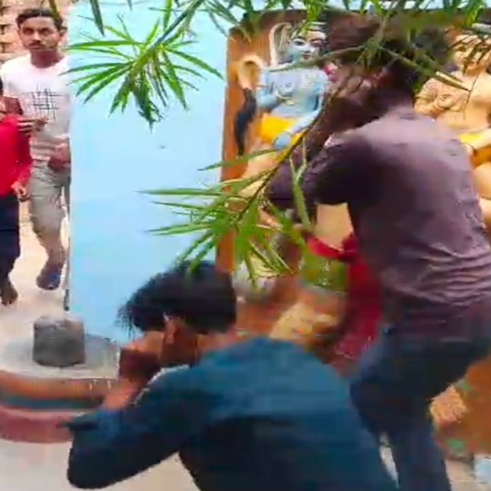भगवान की तस्वीर के साथ रील बनाकर किया पोस्ट:शाहजहांपुर में हिंदूवादी संगठन ने युवकों से मंदिर में लगवाई उठक-बैठक, माफी मंगवाई