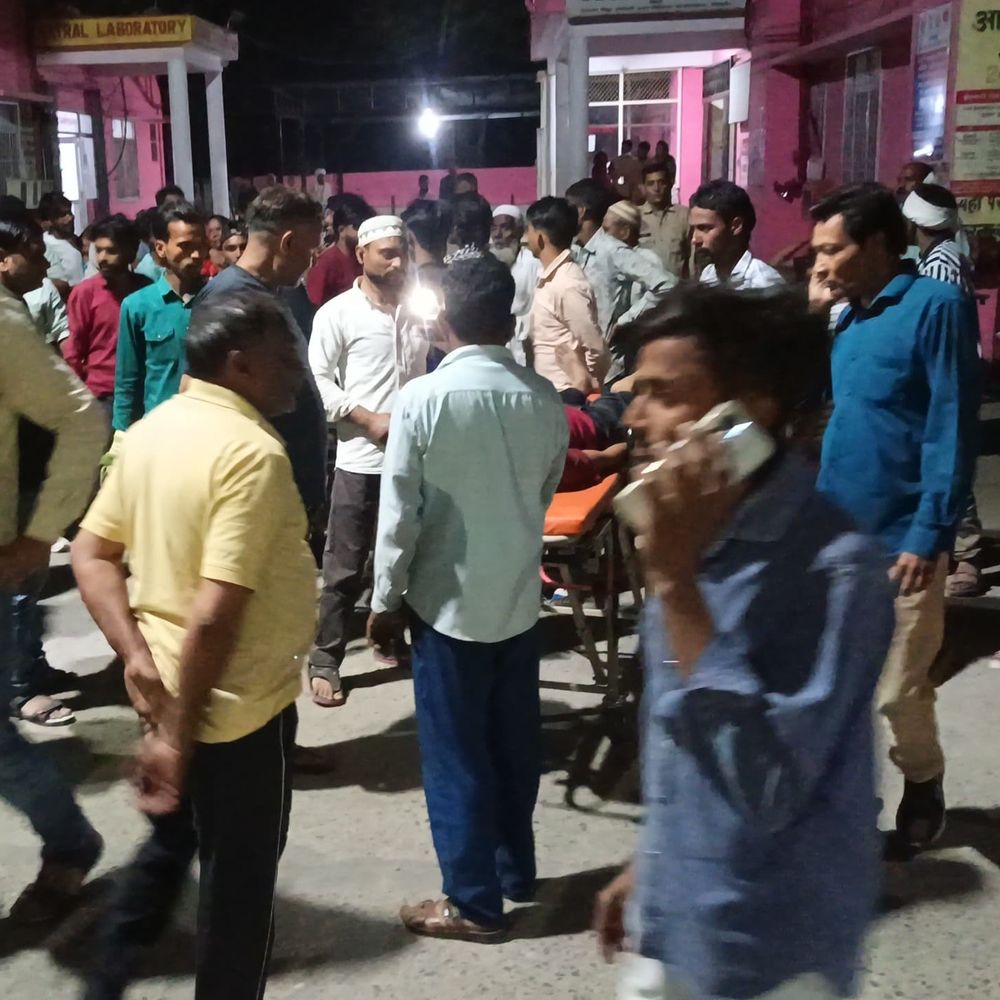 बिजनौर में सड़क हादसे में दो युवकों की मौत:कीरतपुर रोड पर अज्ञात वाहन ने बाइक को मारी टक्कर