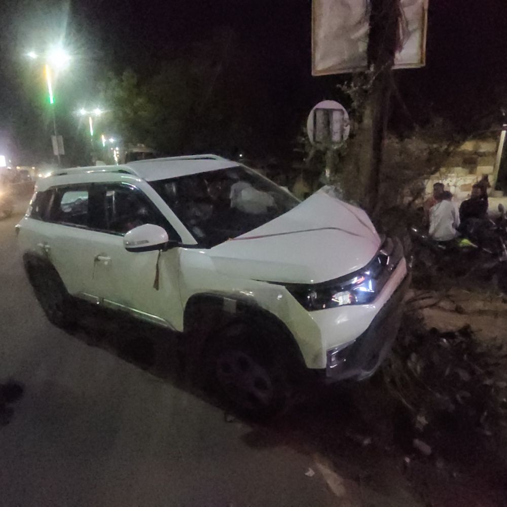 शाजापुर में अनियंत्रित होकर कार खंभे से टकराई:  बाइक सवार को बचाने की कोशिश में हुआ हादसा – shajapur (MP) News