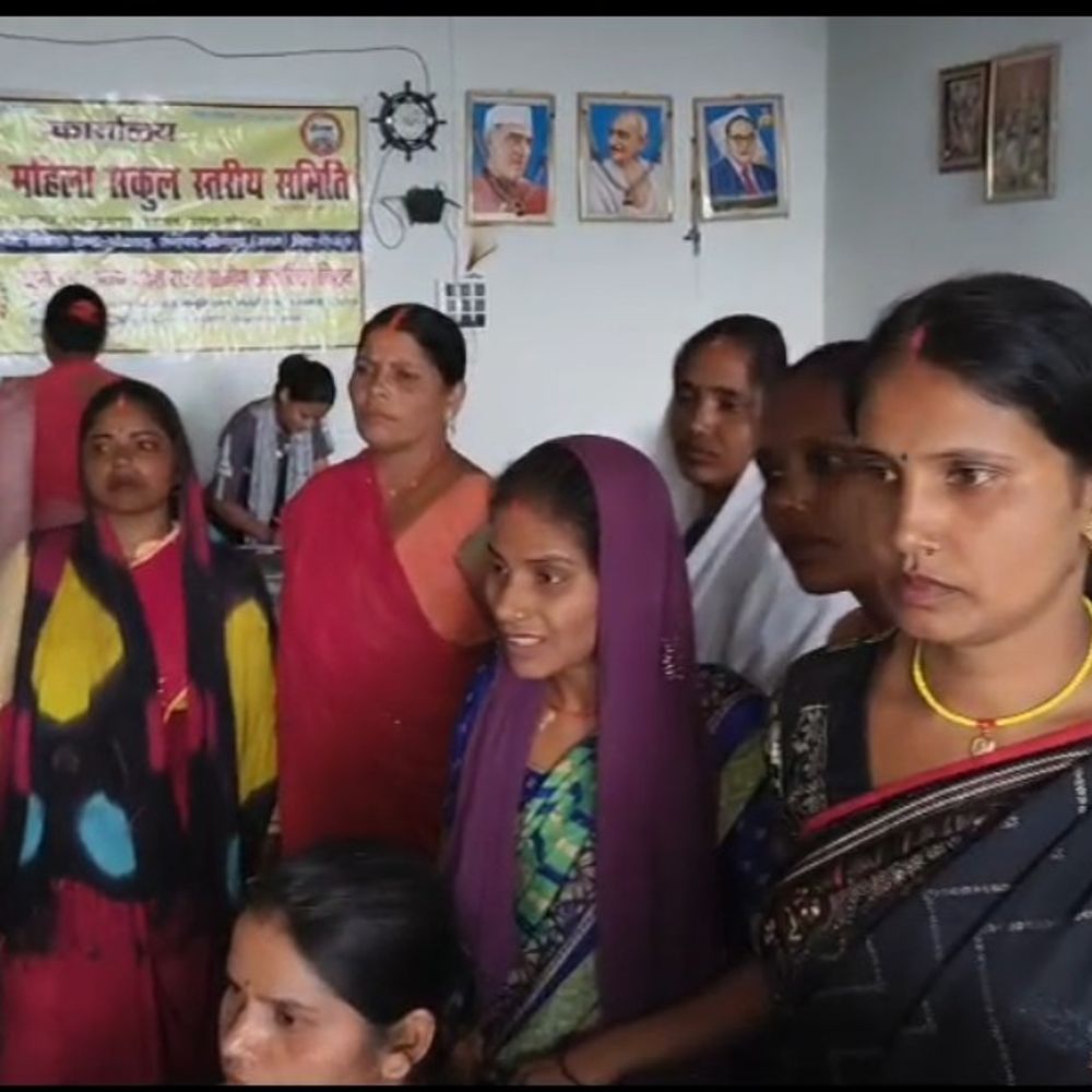 सोनभद्र में NRLM योजना में धांधली का आरोप:समूह सखियों का हंगामा, ब्लैंक चेक और घूसखोरी के गंभीर आरोप