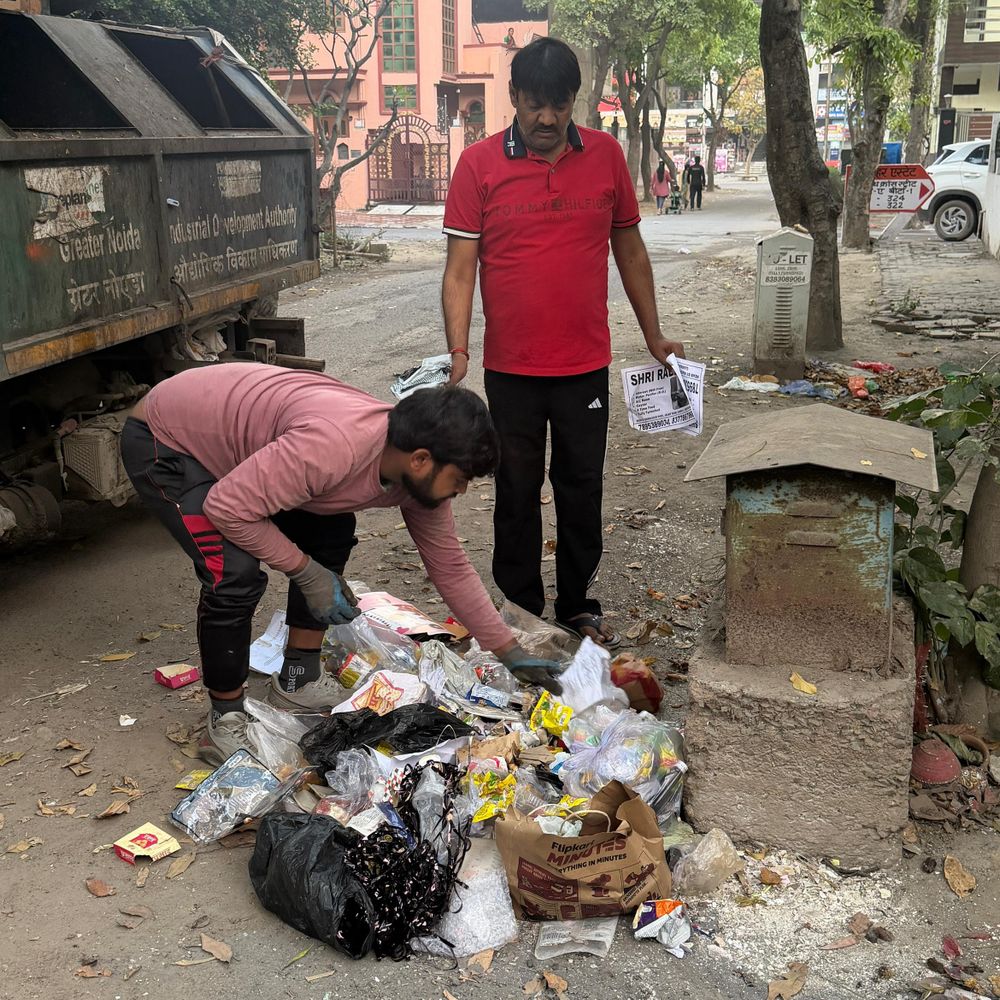 ग्रेटर नोएडा में खुले में फेंका जा रहा कूड़ा:लोगों ने प्राधिकरण से 5000 जुर्माने लगाने की मांग की