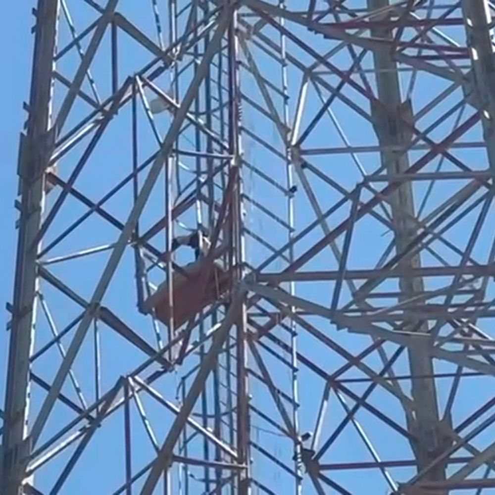 
                 बाराबंकी में टावर पर चढ़ा युवक:लड़की को बुलाने की जिद पर अड़ा, पुलिस समझाने में जुटी 
            