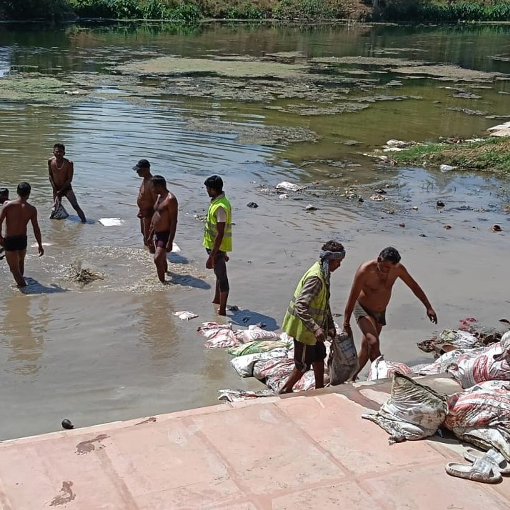 राजाघाट से कॉपर डैम की बोरियां हटाई जा रहीं:बुंदेली सेना के आग्रह पर नगर पालिका ने शुरू किया अभियान