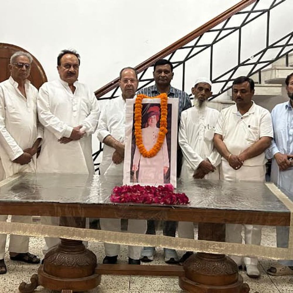 
                 मिक्की मियां की पुण्यतिथि पर कांग्रेस नेताओं ने श्रद्धांजलि दी:रामपुर में कांग्रेस नेताओं ने पूर्व सांसद किया याद, उनके योगदान को सराहा 
            