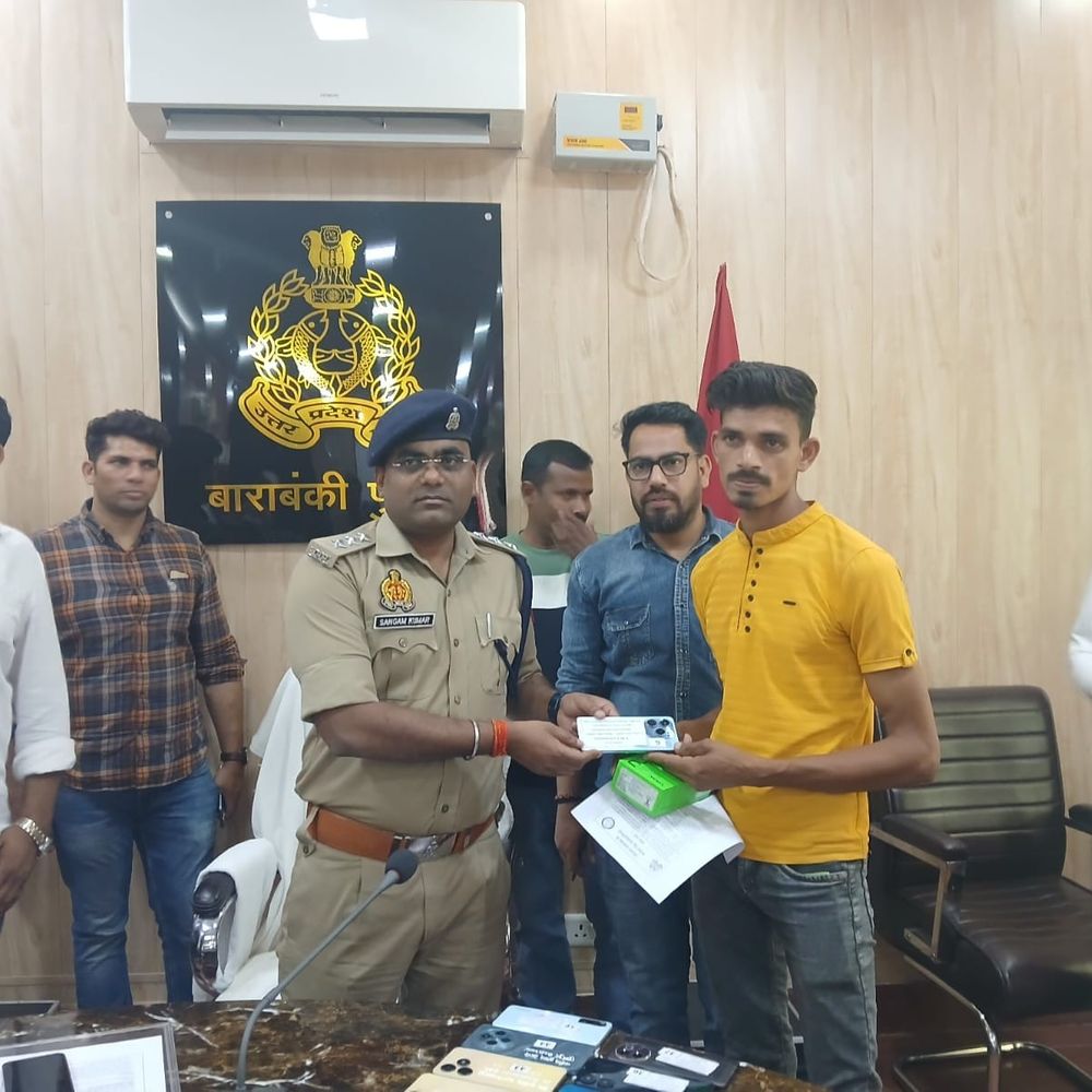 बाराबंकी पुलिस ने 78 गुम मोबाइल फोन बरामद किए:16 लाख रुपये के फोन मालिकों को सौंपे गए, एसपी बोले- चोरी होने पर तुरंत शिकायत करें